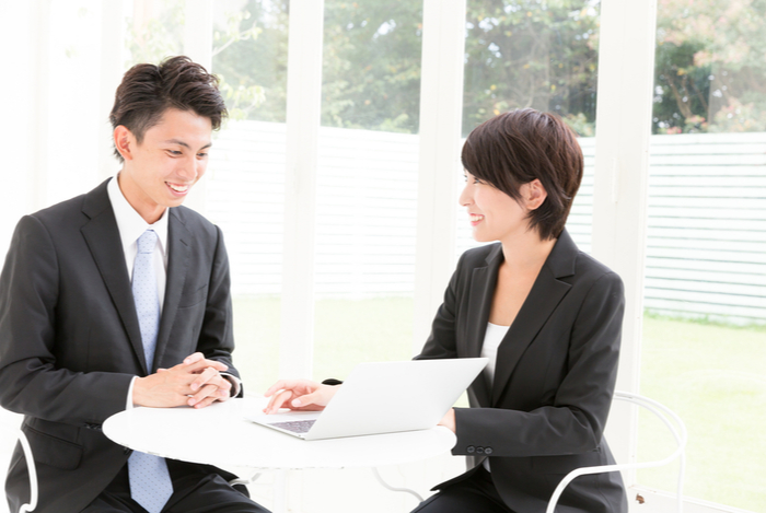 取引先と恋愛するイメージ