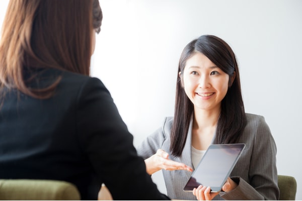結婚相談所の料金やサービスをおすすめされているイメージ