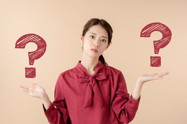 複数の結婚相談所を比較する女性