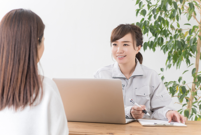 女性公務員が結婚できない理由を説明するイメージ