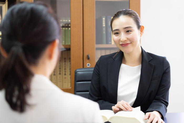 年収550万円以上を稼ぐ女性のイメージ